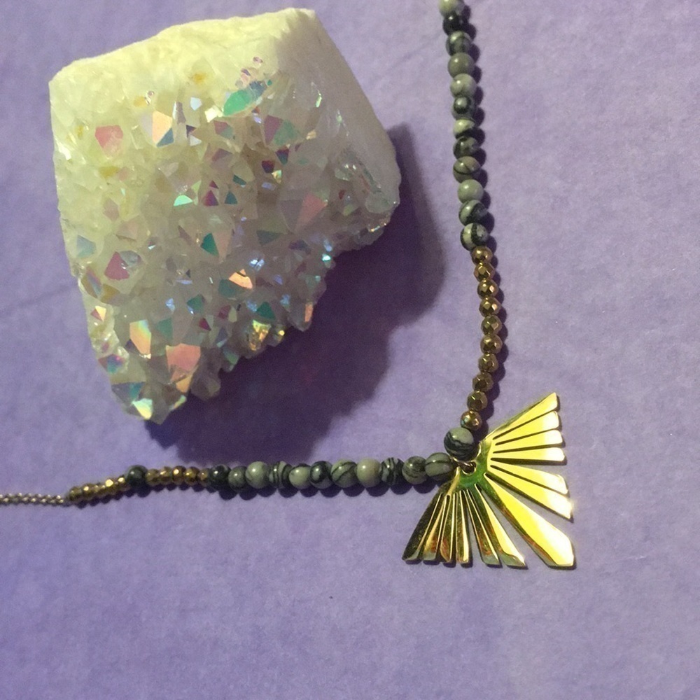 ✨🆕Artisan Made 18k Boho Fan Charm Howlite Bead Necklace